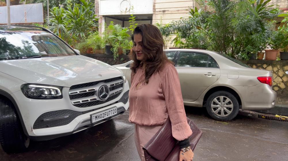 raveena-tandon-was-snapped-at-a-dubbing-studio-in-bandra